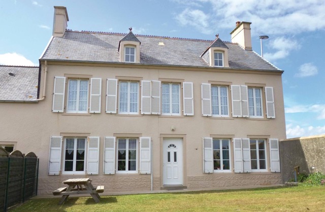 Nice home in Saint-Marcouf with kitchen