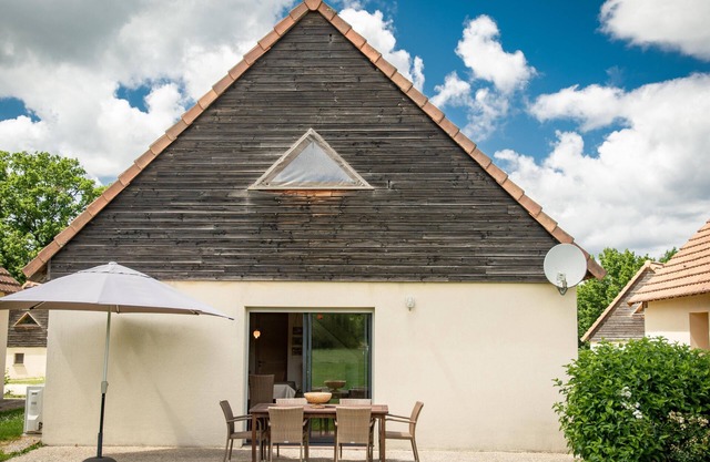 Nice house on holiday park with swimming pool