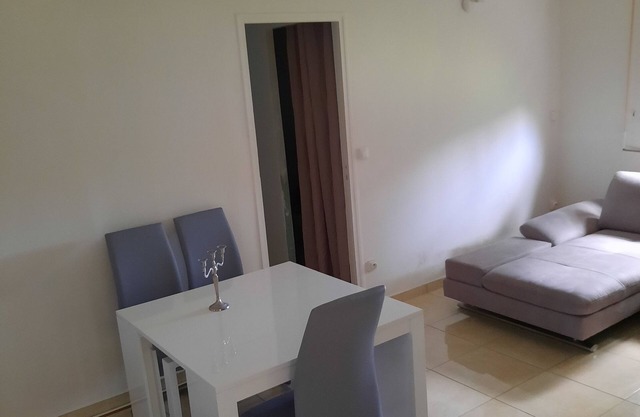 Nice little eco-citizen house + car rental possible