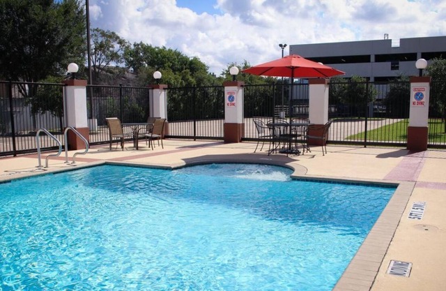 Nice looking Unit, Kitchen, Near Attractions, Pool