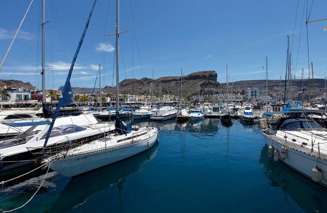 Nice, modern apartment on the beach with sea view & terrace, free WiFi