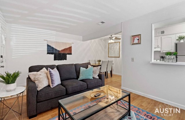 Nice ‘n’ Quiet Downtown Apt | Pool + Free Parking