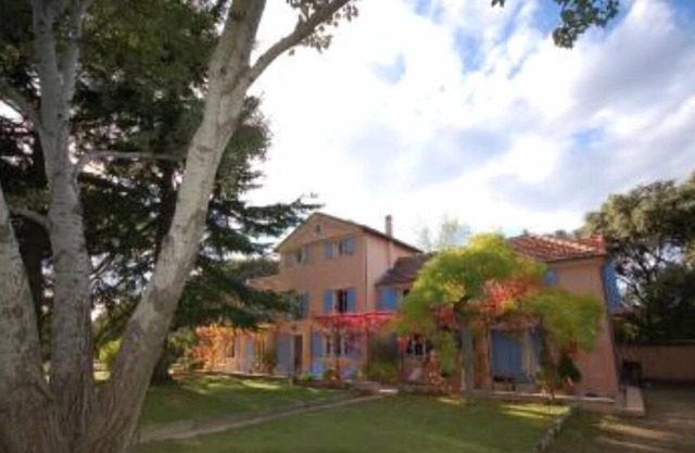 Nice Provencal mansion, 6 rooms,10 persons, private tennis court, swimming pool