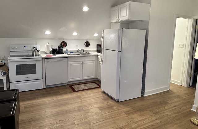 Nice quiet 1 bedroom Queen bed Carriage House in historic neighborhood.