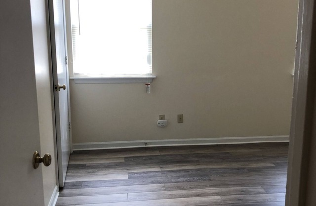 Nice TH in quiet neighborhood.