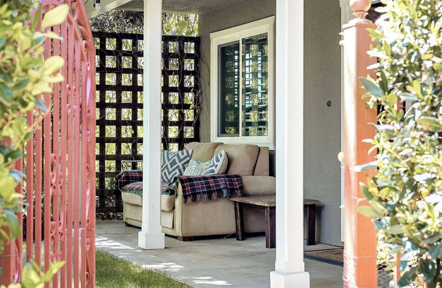 Nicely decorated, home in Los Olivos steps to wine tasting and restaurants