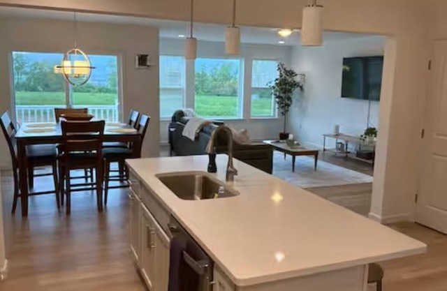 Nittany Nirvana: 3-bedroom townhome only 3 miles from Penn State!