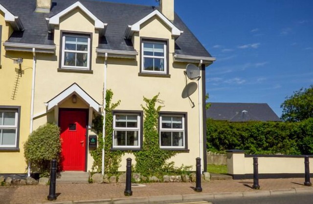 NO 17 MOUNTAIN DALE, pet friendly in Bundoran, County Donegal