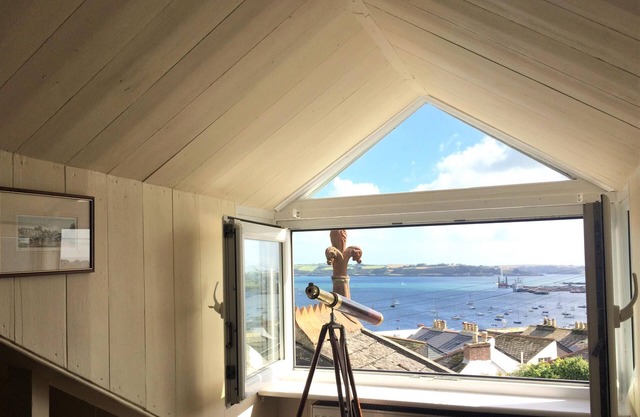 'No. 17' Town House with Sea View