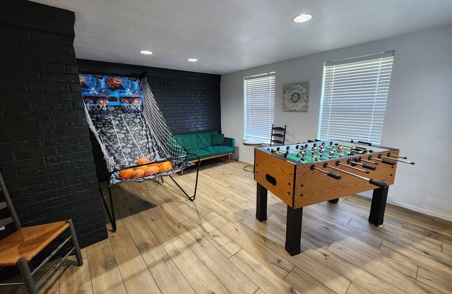 NO Cleaning Fee - Spacious House close to lake and parks! Sleeps 10