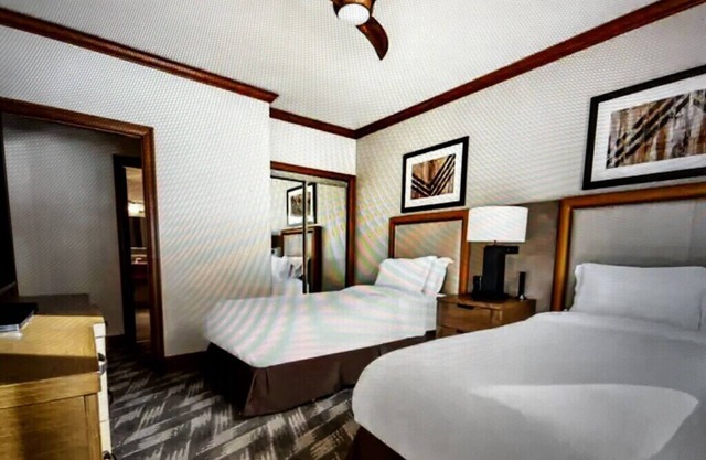 NO EXTRA FEES! 2br Sleeps 6 Ski In/Out on Peak 9- hot tubs, shuttle, spa, etc!