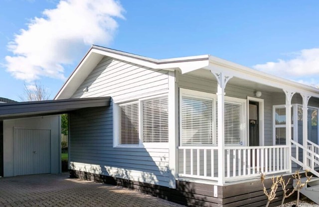 *No Service Fee* Across the Lake - Walk to Town