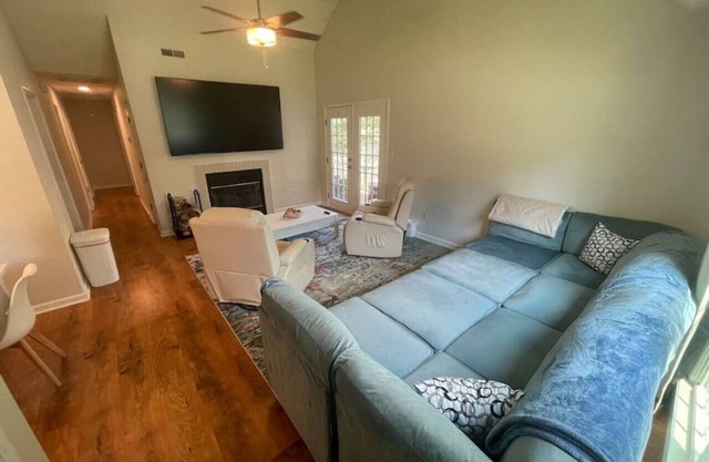 🌟No Stairs, 86” TVs, King Beds & Massage Near UGA🌟