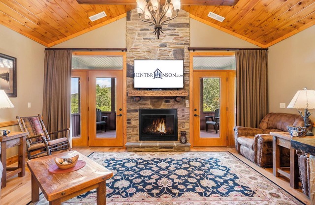 No Stairs-Dog Friendly-Cozy Cabin near Taneycomo-Free Daily Local Fun!