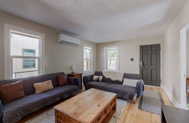 Nob Hill/UNM Luxury 3 Bedroom House w/King Bedsnn