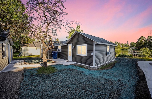 Noble Cottage :Fall Foliage & Cozy Campfires – Your Autumn Escape!