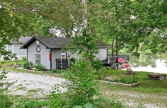 Noblesville Tiny House, golf, kayaks, close to hiking, golf, waterfront!