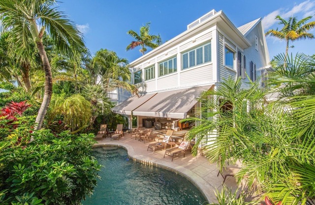 *NOONA'S MANSION @ THE ANNEX* Grand Home & Pool + LAST KEY SERVICES.