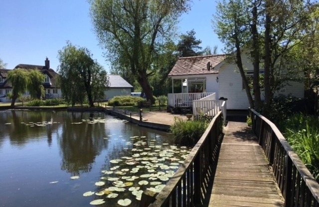 NOOSA SOUND SUPERB WATERSIDE BUNGALOW IN HORNING VILLAGE ON THE NORFOLK BROADS