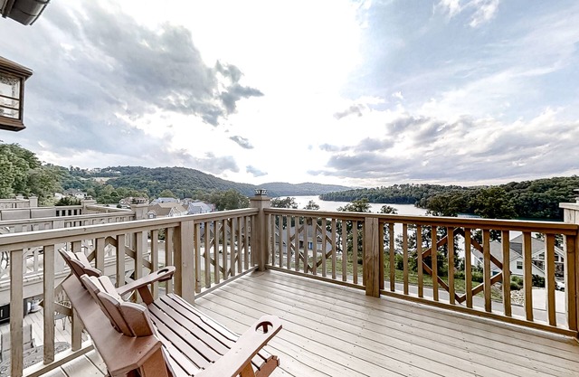 Norris Lake condo w/free attraction tickets, boat slip, deck, mtn & lake views