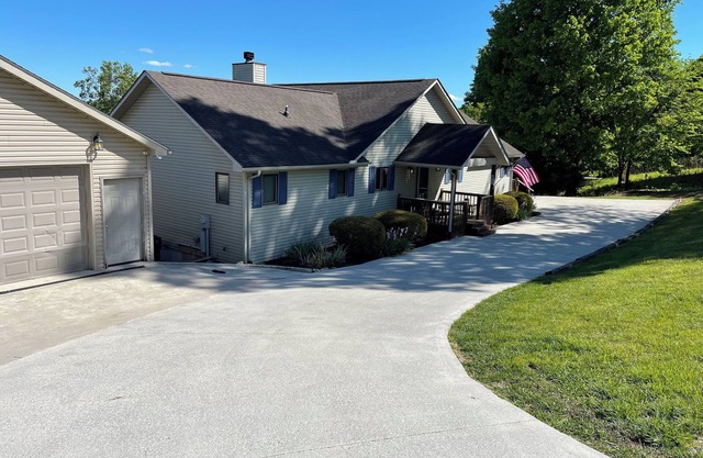 Norris Lake Front Rentals: R4 Lake View House @ Deerfield Resort