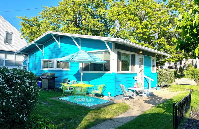 NORTH BEACH - 1 Bed/1 Bath Cottage just steps from the beach & amazing sunsets