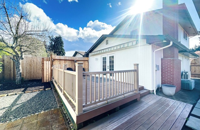 Northbank Loft: Hot tub and 1 mile from Autzen