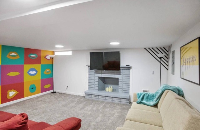 Nostalgic Warhol 2BD Apartment