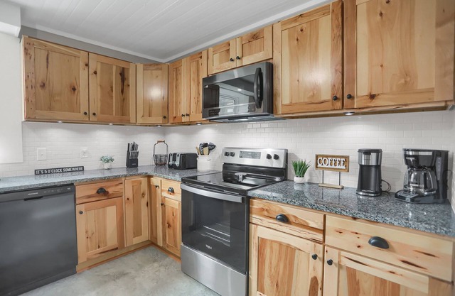 NOW on the ATV trail connector Cozy, Remodeled apartment with king bed