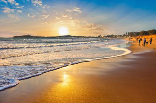 Now Trending - Entire Beach Home Walk to Beaches Restaurants Activities