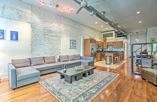 Nulu Art District Loft Walk to Dtwn Distilleries!