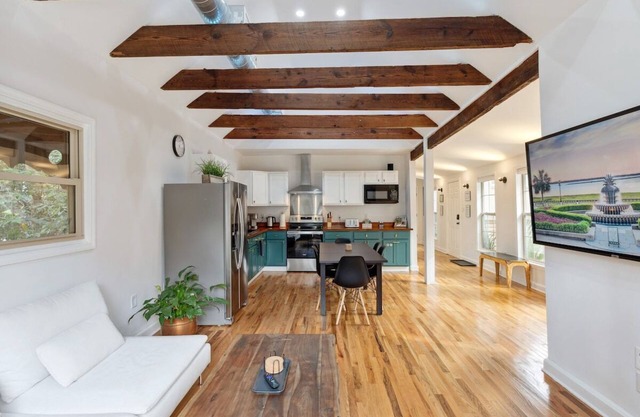 Oak House Charleston 3BR 2B in downtown. Enjoy peacefulness, history & comfort.