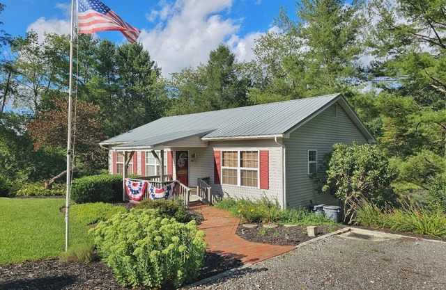 Oak Park Retreat: 2BR 2BA Cozy Peaceful Home near Haywood Regional Medical