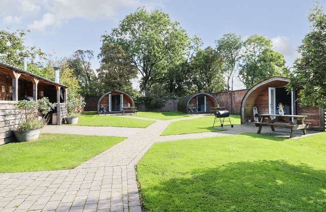 OAK, pet friendly, character holiday cottage in Rocester