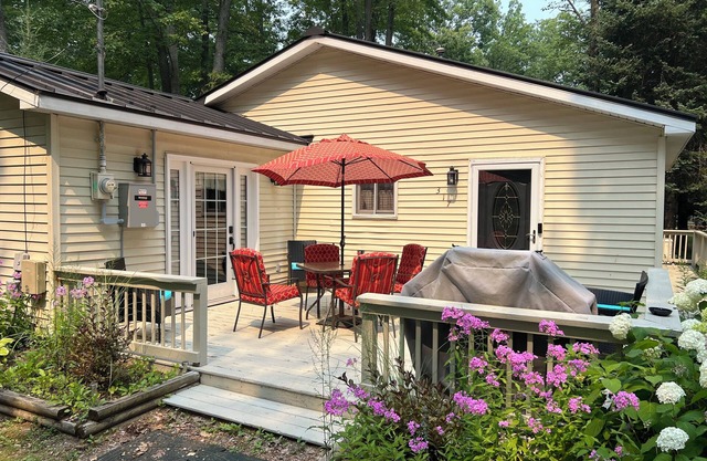 Oak Tree Retreat - Steps away from water fun!