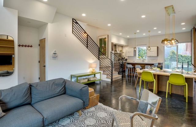 Oakland Vacation Rental ~ 3 Mi to Downtown