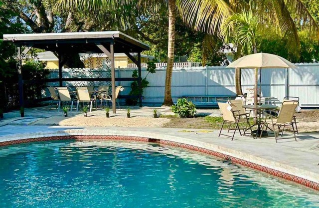OASIS close to Hard Rock Caffe and Hollywood Beaches