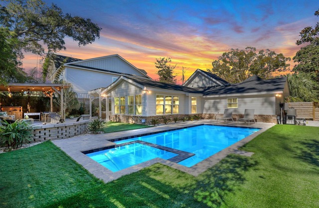 Oasis Cottage! New Heated Pool & Spa, Backyard Tropical Oasis, Close to beaches! Dog Friendly!