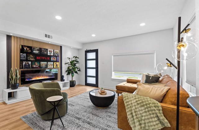 Oasis in Bishop Arts for Groups sleeps 16