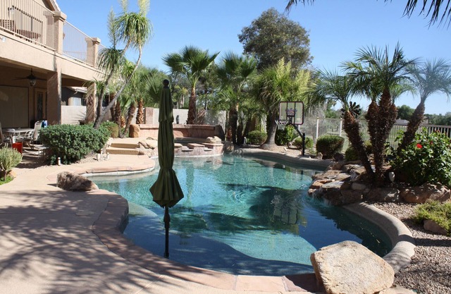 Oasis in the desert! Pool, hot tub, putting chipping green, outdoor bar.