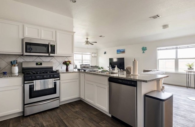 Oasis Inspired Home w/backyard patio 20 minutes from Downtown Austin!