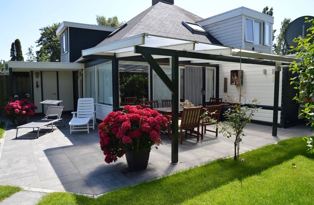 Oasis of relaxation - Het Puppenhuisje with communal pool,