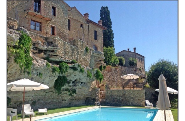 Oasis with swimming pool between the spa and the Crete Senesi