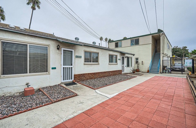 OB Cottage w outdoor patio/3 min to the beach