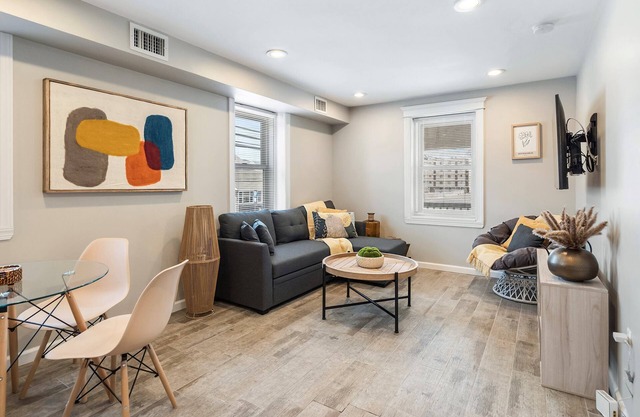 Ocean Block Haven: Stylish 1BR Retreat with Beach Badges