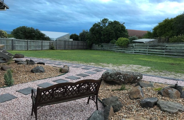 OCEAN BREEZE Pet Friendly, Easy walk to Beach and Free WIFI
