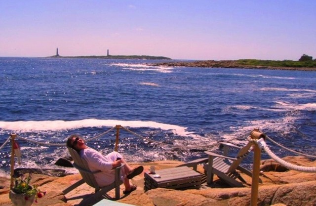 Ocean Front- 1 BR House-Directly on the ocean !