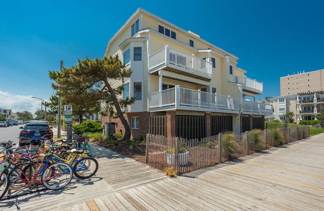 Ocean Front 5BR Pet Friendly Townhouse w/Parking Stunning Views