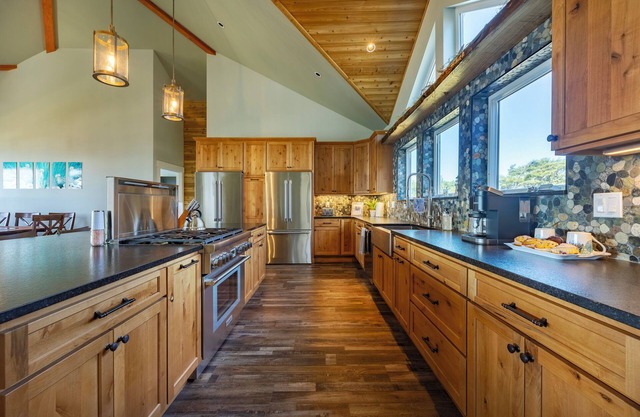 Ocean Front 6-bedroom house in tranquil Seal Rock with WiFi. Relax and unwind