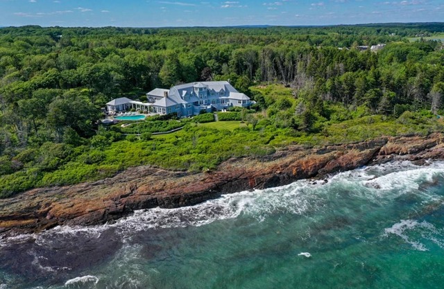 Ocean front estate. 15 min to Portland.